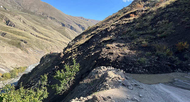Оползень в Чародинском районе Дагестана. 6 октября 2025 г. Фото: https://t.me/dagavtodor/7670