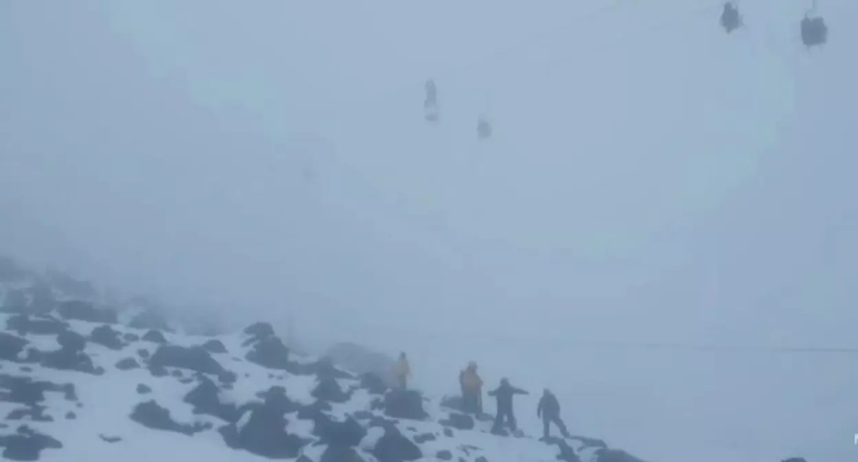 Эвакуация людей на канатной дороге на Эльбрусе. 12 сентября 2025 г. Фото: МЧС Кабардино-Балкарии/Telegram