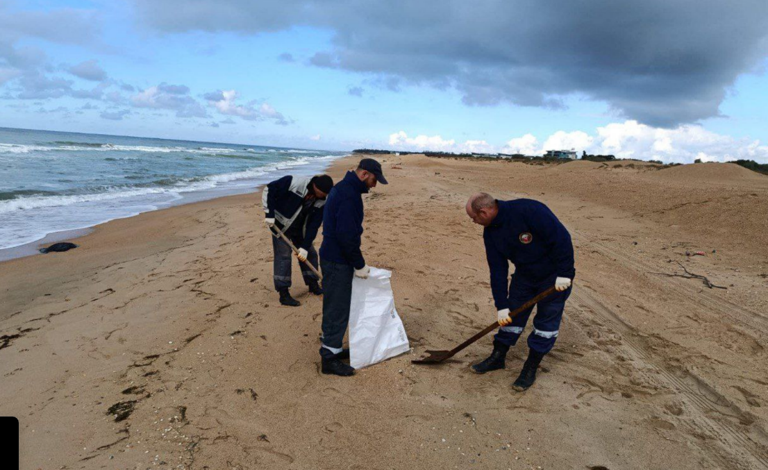 Уборка мазута в Анапе. Скриншот фото оперштаба Краснодарского края от 12.10.25, https://t.me/opershtab23/14262.