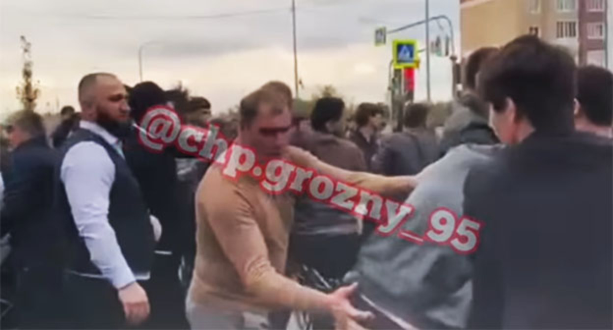 Массовая драка в Чечне. 14 октября 2025 г. Скриншот видео https://www.instagram.com/reel/DPyo2k2jFHv/?utm_source=ig_web_copy_link принадлежит компании Meta деятельность которой запрещена в России