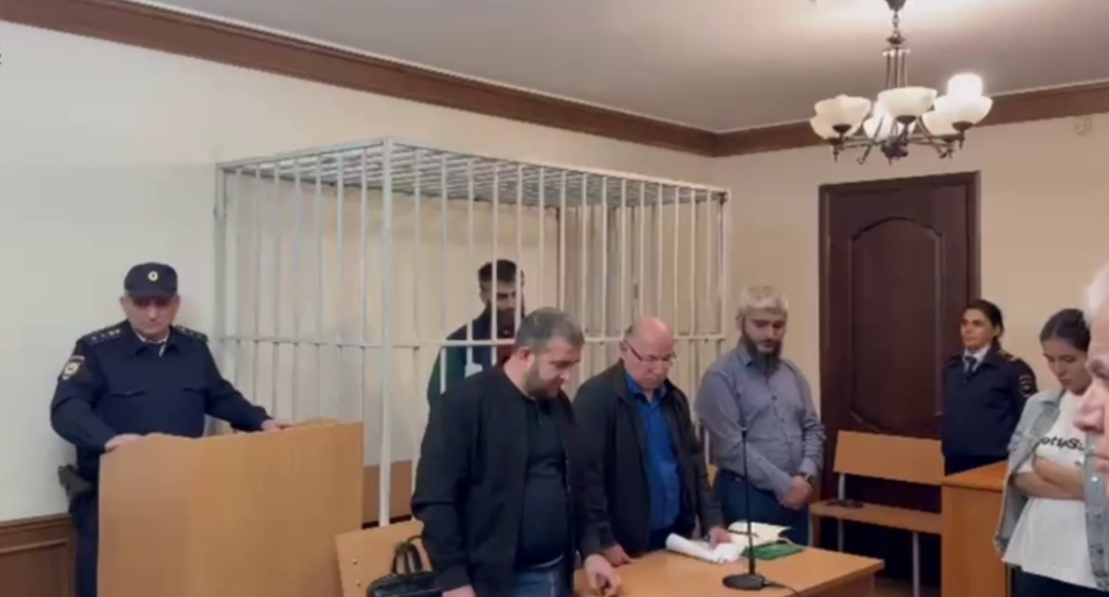 Арест директора "Каспэнергосбыта". Стоп-кадр видео из Telegram-канала "Фемида Дагестана" от 15.10.25, https://t.me/Femida_Dagestana/278