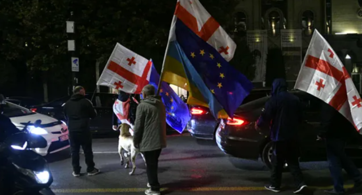 Акция протеста на проспекте Руставели. Скриншот фото "Интерпрессньюс" от 15.10.25, https://www.interpressnews.ge/ka/article/851941-rustavelis-gamzirze-saprotesto-akcia-mimdinareobs