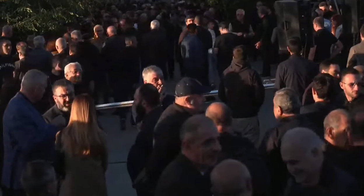 Сторонники Самвела Карапетяна у суда, 15 октября 2025 года. Кадр видео Armenia Today / YouTube