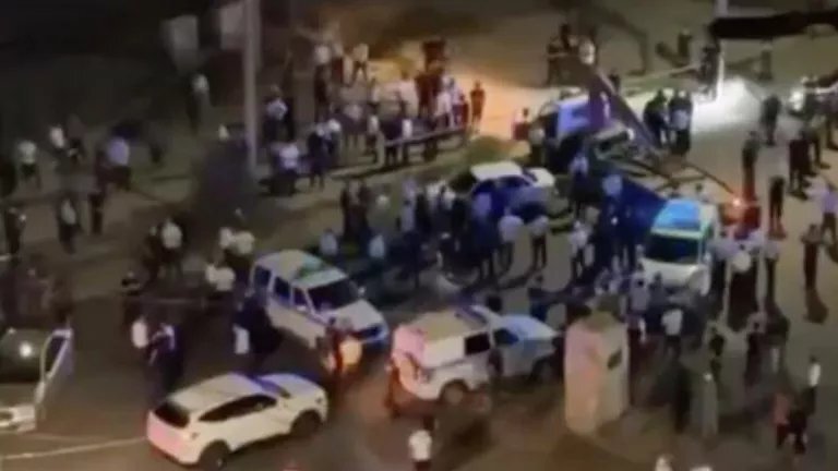 At the scene. August 29, 2025. Screenshot from video https://islamnews.ru/2025/8/29/v-makhachkale-politseyskiy-stal-zhertvoy-druzhestvennogo-ognya