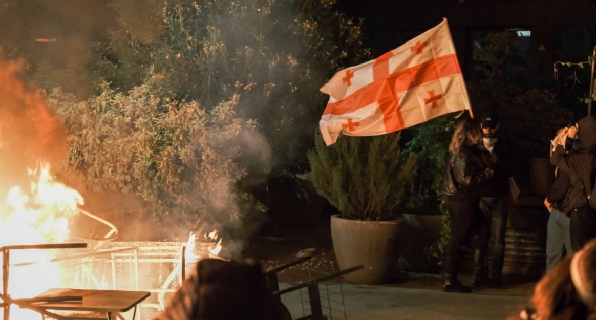 Обстановка у дворца президента Грузии. Тбилиси, 4 октября 2025 года. Фото: Atamanova Sofiia/Paper Kartuli https://t.me/paperkartuli/24090