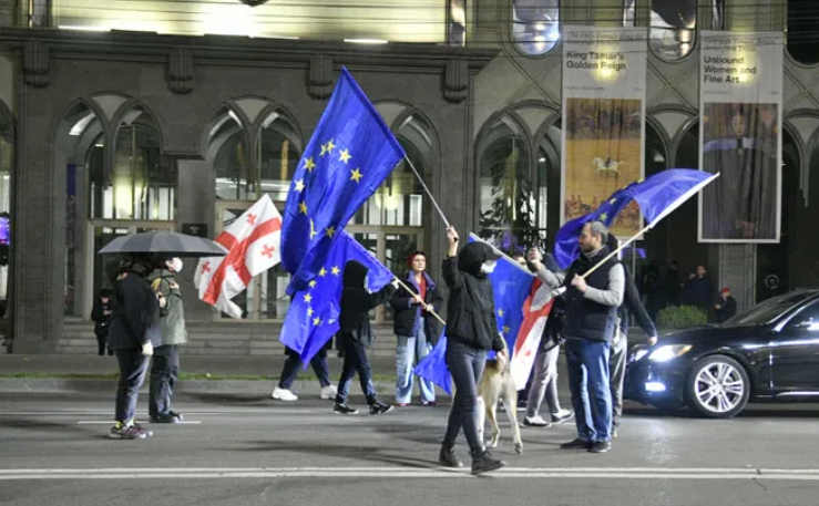 Демонстранты на проспекте Руставели. Скриншот фото "Интерпрессньюс" от 18.10.25, https://www.interpressnews.ge/ka/article/852191-shss-movucodebt-akciis-monacileebs-15-cutis-ganmavlobashi-gaxsnan-savali-nacili-rustavelis-gamzirze-cinaagmdeg-shemtxvevashi-movaxdent-qvela-samartaldargvevis-identipicirebas-da-gatardeba-kanonit-gansazgvrul-zomebi