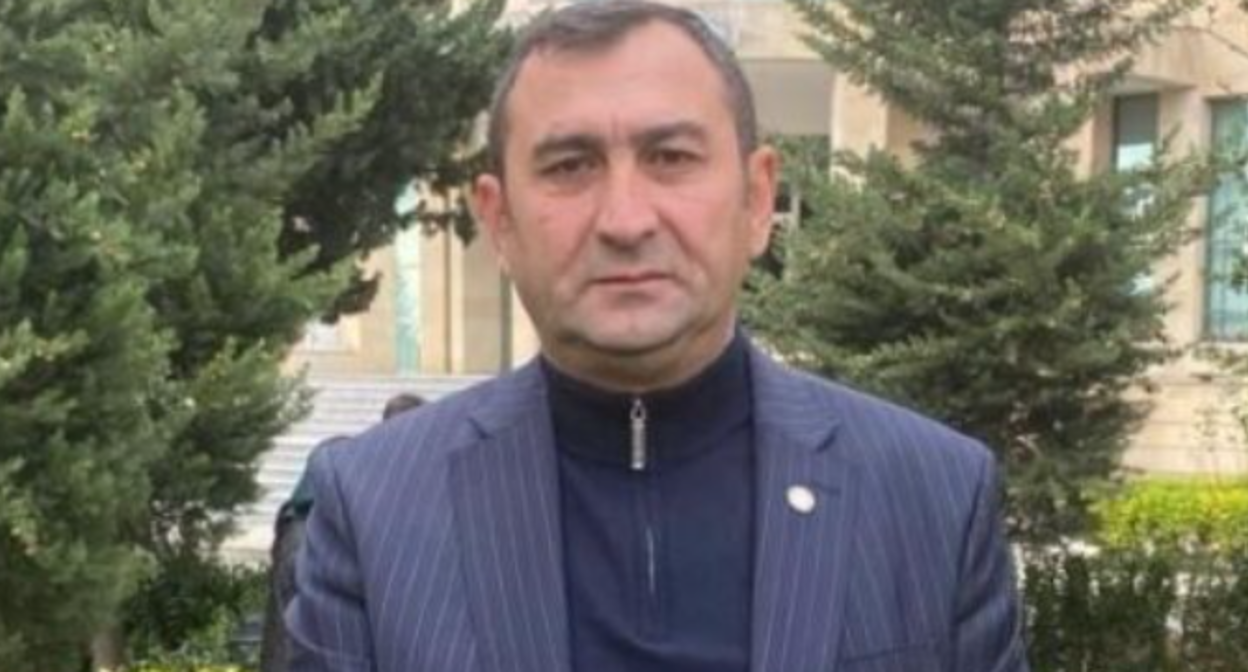 Забиль Гахраманов. Скриншот фото Meydan.TV от 24.10.25, https://www.meydan.tv/az/article/zabil-qəhrəmanovun-fəaliyyəti-dayandirildi-sonra-saxlanildi-vəkillərə-qarsi-təzyiqlərin-yeni-mərhələsi/