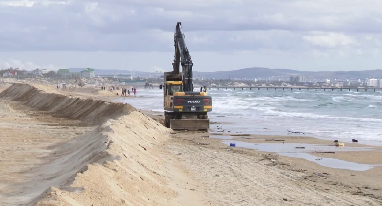 Возведение защитных валов. Стоп-кадр видео оперштаба Краснодарского края от 25.10.25, https://t.me/opershtab23/14334.