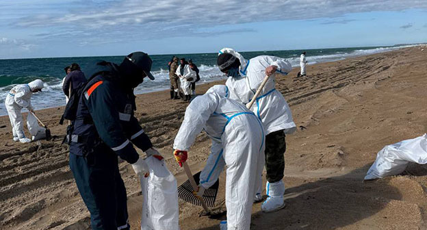 Уборка мазута на пляже в Темрюкском районе. 25 октября 2025 г. Фото: https://t.me/opershtab23/14335
