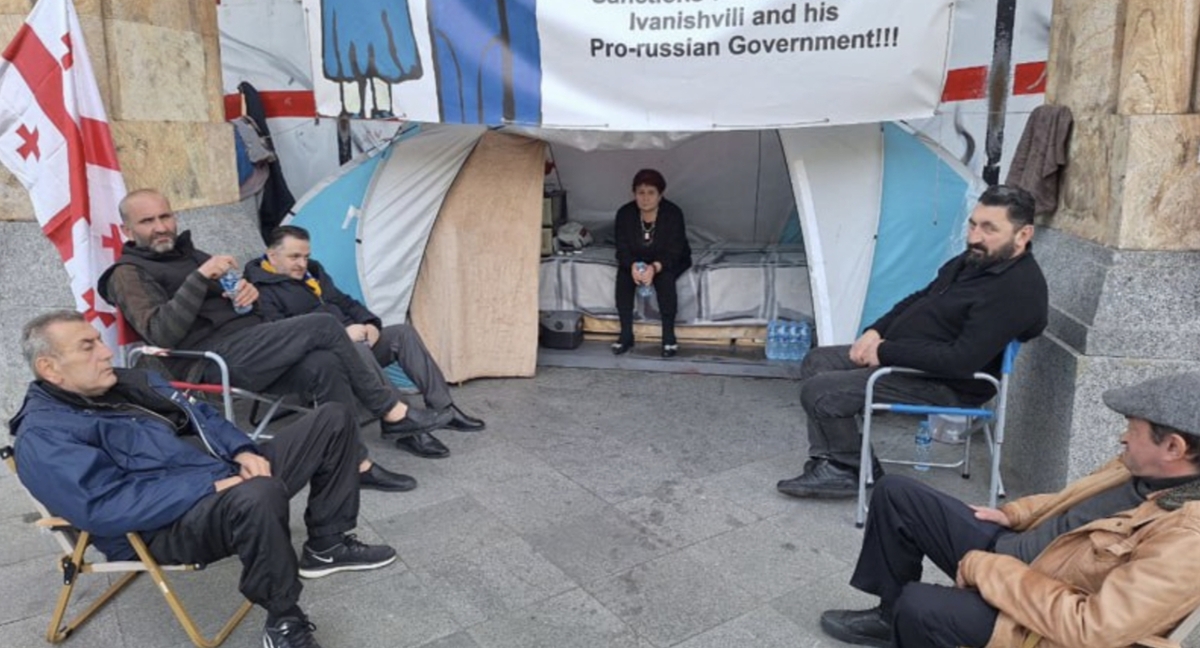 Участники голодовки у парламента. Скриншот публикации в Telegram-канале "Новости-Грузия"