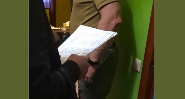 Кадр задержания подозреваемого по делу о подготовке диверсии на железной дороге в Краснодарском крае. 31 октября 2025 г. Скриншот видео https://t.me/tass_agency/346573