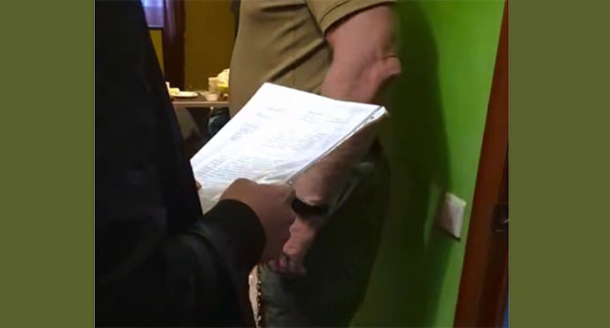 Кадр задержания подозреваемого по делу о подготовке диверсии на железной дороге в Краснодарском крае. 31 октября 2025 г. Скриншот видео https://t.me/tass_agency/346573