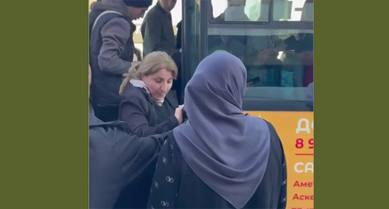 Жители Нового Агачауле садятся в маршрутное такси. 31 октября 2025 г. Скриншот видео https://t.me/lifedagestan_05/13087