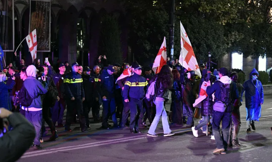 Силовики вывели протестующих с проезжей части. Скриншот фото "Интерпрессньюс"от 02.11.25, https://www.interpressnews.ge/ka/article/853537-policiam-rustavelis-gamzirze-gzis-savali-nacili-gaatavisupla