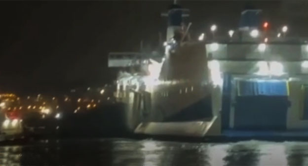 Паром Sea Bridge будет дожидаться разрешения войти в порт Сочи. 6 ноября 2025 г. Скриншот видео https://www.facebook.com/reel/2649783798696340 принадлежит компании Meta деятельность которой запрещена в России