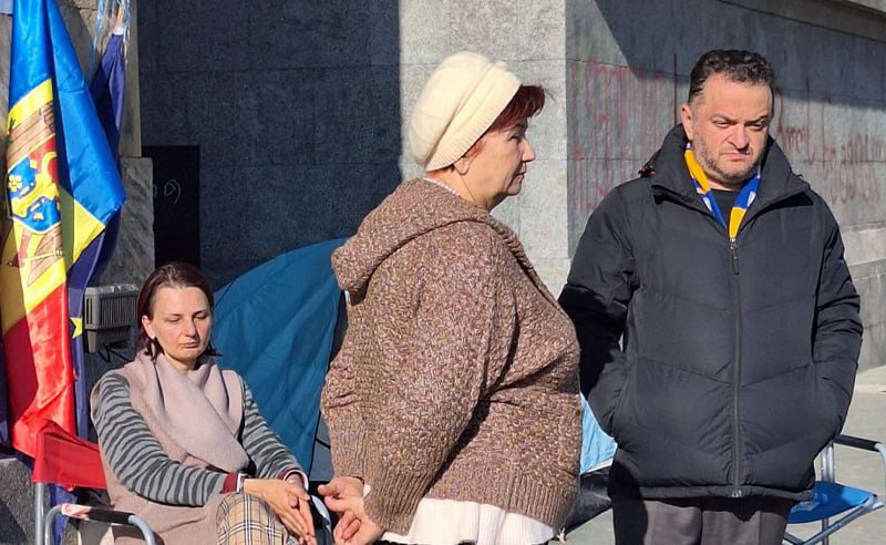 Участники голодовки у парламента Грузии. 7 ноября 2025 г. Фото: https://tvpirveli.ge/ka/siaxleebi/sazogadoeba/114311-shimshilobis-me-11-dge-parlamenttan-rogoria-moshimshileebis-janmrtelobis-md