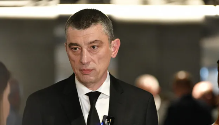 Георгий Гахария. Скриншот фото "Интерпрессньюс" от 13.11.25, https://www.interpressnews.ge/ru/article/171796-v-kachestve-mery-presecheniia-po-tn-epizodu-chorchana-georgiiu-gakhariia-zaochno-izbrano-zakliuchenie