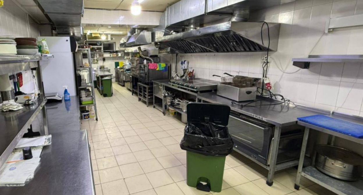 На кухне кафе проводится проверка. Скриншот фото из Telegram-канала прокуратуры Дагестана от 13.11.25, https://t.me/procuratura05/4459