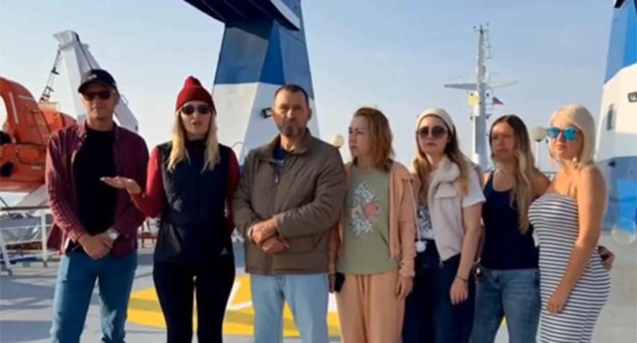 Пассажиры парома Sea Bridge. Ноябрь 2025 г. Скриншот видео https://www.instagram.com/p/DQy0omfDTD5/?img_index=1