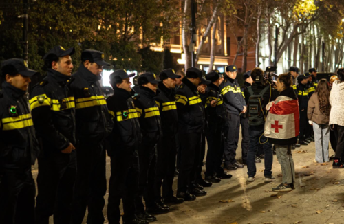 Живая стена силовиков.  Скриншот фото Publika от 16.11.25, https://www.facebook.com/photo?fbid=1607678250631719&set=a.715406393192247 (деятельность компании Meta, владеющей соцсетью, запрещена в России).
