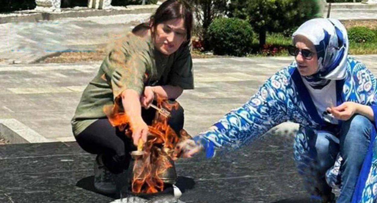 Женщины в центральном парке Махачкалы варят кофе в турках на пламени Вечного огня у памятника Воину-освободителю в Махачкале. Июнь 2025 г. Фото: Верховный Суд Республики Дагестан/VK