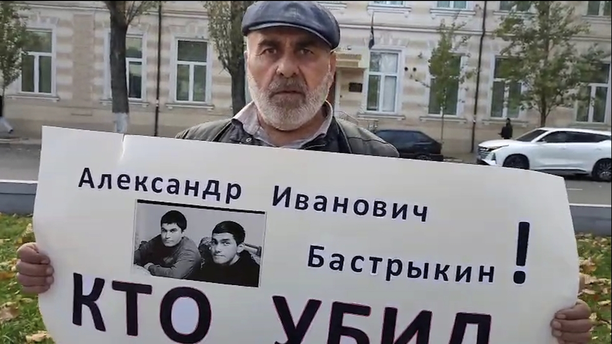 Муртазали Гасангусейнов на пикете в Махачкале. Кадр видео, предоставленного "Кавказскому узлу" самим Гасангусейновым. 