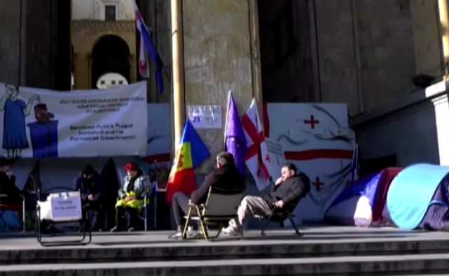 Участники голодовки у парламента Грузии. Стоп-кадр видео из YouTube-канала TV Pirveli от 19.11.25, https://www.youtube.com/watch?v=DqBHEK1VrYU&t=14s