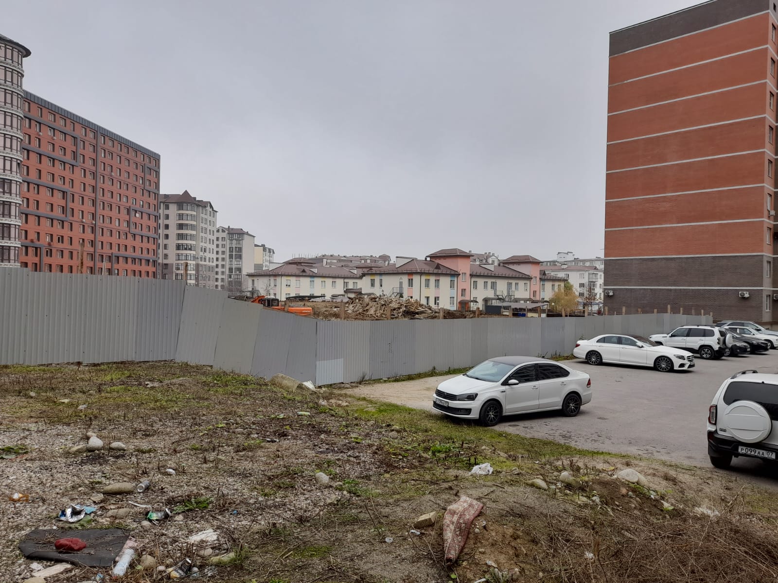 Ограда стройплощадки. Фото корреспондента "Кавказского узла"