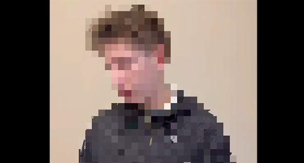 Подросток, который плюнул в спину полицейскому. 21 ноября 2025 г. Скриншот видео https://t.me/mvd_23/13734