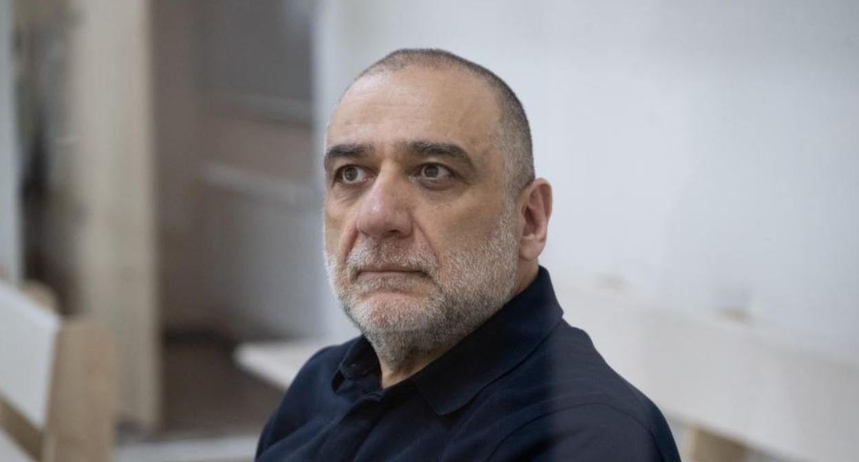 Рубен Варданян в суде. Фото Report.Az от 19.08.25, https://report.az/ru/proisshestviya/v-bakinskom-sude-poterpevshie-i-ih-pravopreemniki-dali-pokazaniya-po-delu-vardanyanayu/