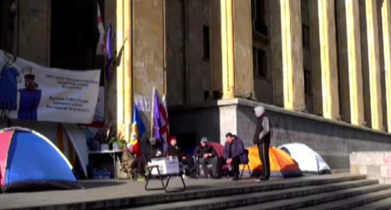 Голодающие у парламента Грузии. Стоп-кадр видео TV Pirveli от 22.11.25, https://www.youtube.com/watch?v=j7p3dfH4wUk&t=69s.