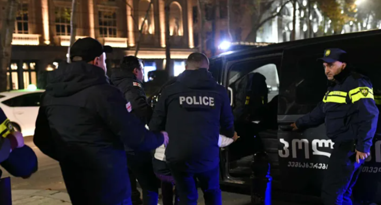 Задержание Ии Мелитаури. Скриншот фото "Интерпрессньюс" от 23.11.25, https://www.interpressnews.ge/ka/article/855376-parlamenttan-akciis-erti-monacile-daakaves