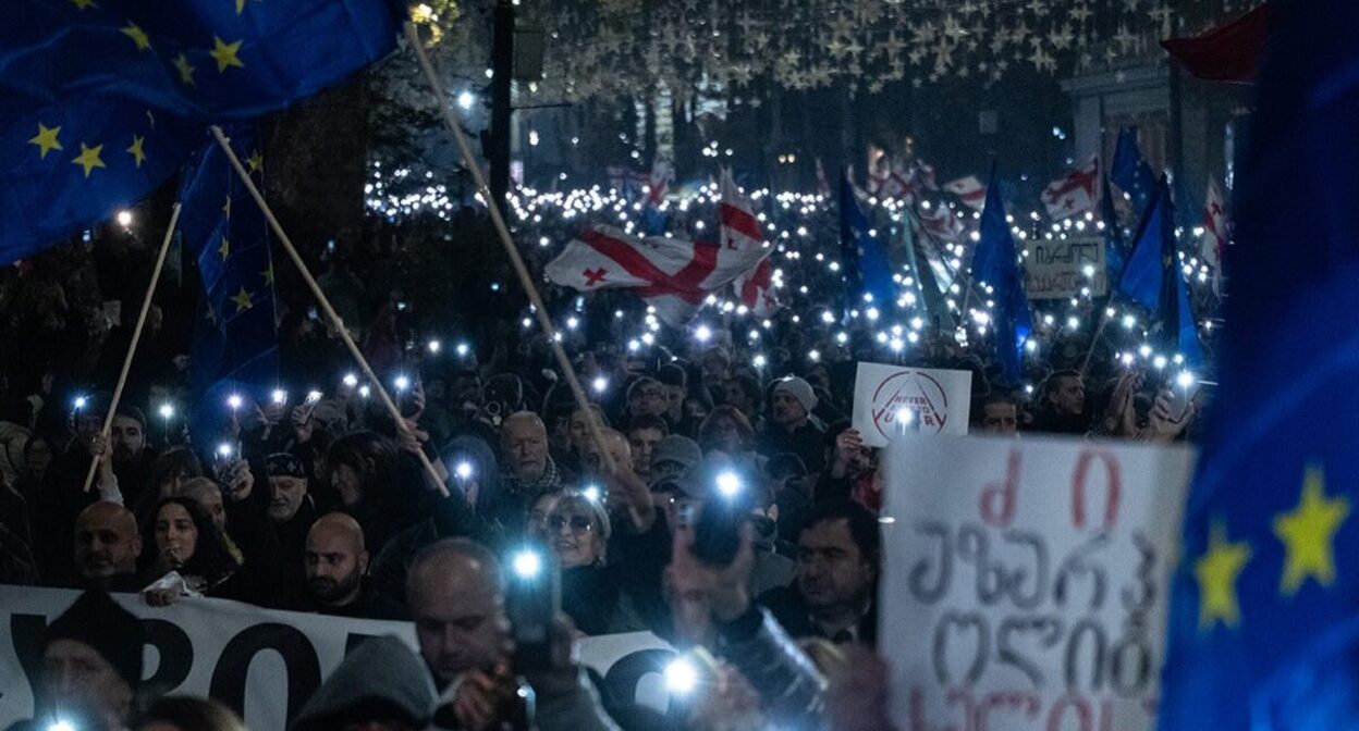 Марш протеста в Тбилиси 28 ноября 2025 года. Фото: Мариам Кавшбая / Publika