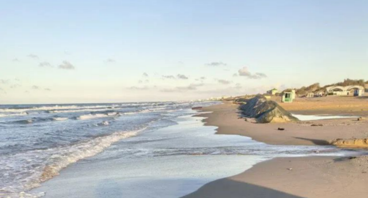 Берег в районе устья реки Можепсин. Скриншот фото оперштаба Краснодарского края от 29.10.25, https://t.me/opershtab23/14351