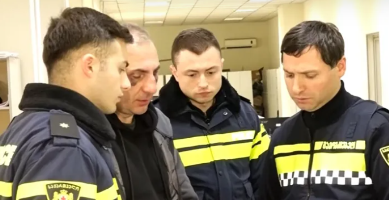 Задержание Алеко Элисашвили. Скриншот фото "Интерпрессньюс" от 23.11.25, https://www.interpressnews.ge/ka/article/855972-shss-aleko-elisashvilma-tbilisis-sakalako-sasamartlos-kancelariis-shenobis-dacva-scada-dakavebisas-cecxlsasroli-iaragis-gamoqenebit-cinaagmdegoba-gaucia-mandaturebs-romeltagan-erti-klinikashia-gadaqvanili-dazianebebi-miigo-elisashvilmac