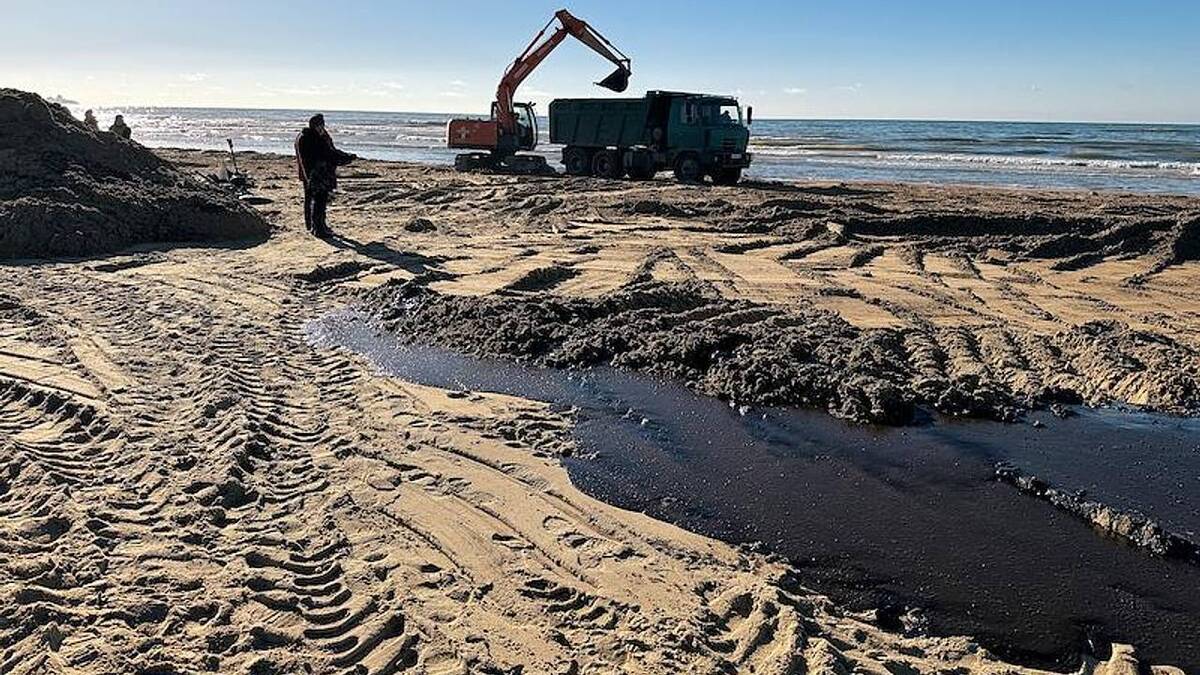 Пляж Краснодарский край. Фото: ttps://lenta.ru/comments/news/2024/12/20/v-krasnodarskom-krae-obnaruzhili-novye-vybrosy-mazuta/