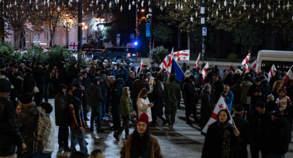 Акция у парламента Грузии. Скриншот фото Publika от 03.11.25, https://www.facebook.com/photo/?fbid=1621364362596441&set=pb.100041686795244.-2207520000 (деятельность компании Meta, владеющей соцсетью, запрещена в России).