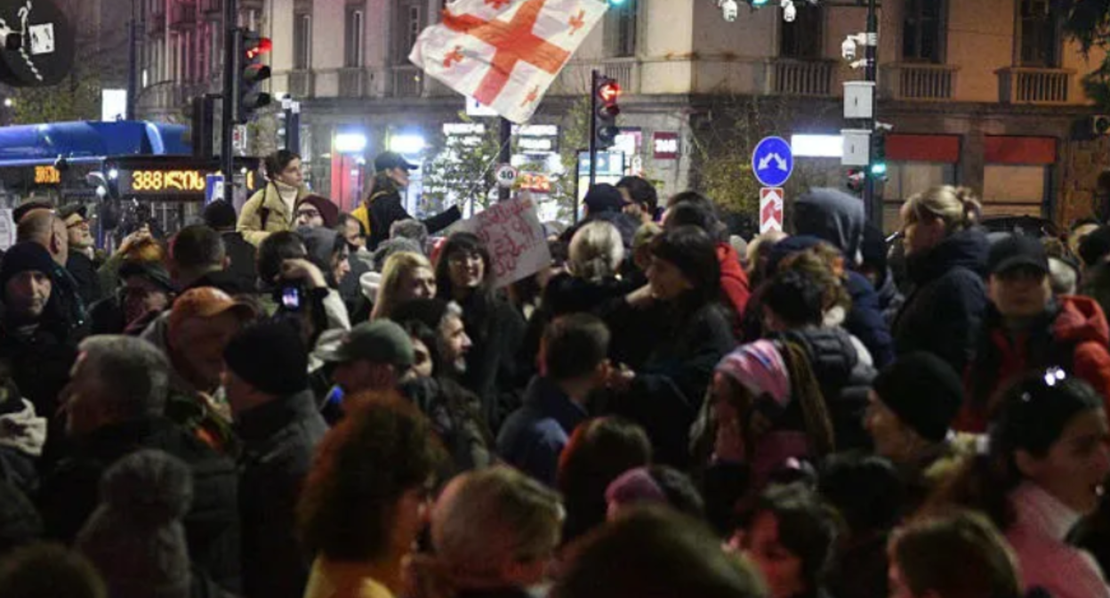 Protesters in Tbilisi. Screenshot from Interpressnews photo from December 6, 2025, https://www.interpressnews.ge/ru/article/172142-prokhodit-aktsiia-shestvie-pod-devizom-rezhim-nas-otravliaet-dolzhno-byt-provedeno-mezhdunarodnoe-rassledovanie