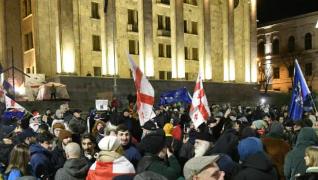 Акция протеста у парламента Грузии. Скриншот фото "Интерпрессньюс" от 14.12.25, https://www.interpressnews.ge/ru/article/172255-u-zdaniia-parlamenta-gruzii-prokhodit-aktsiia-protesta