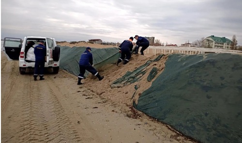 Защитный вал на побережье, 15 ноября 2025 г. Фото https://t.me/opershtab23/14441