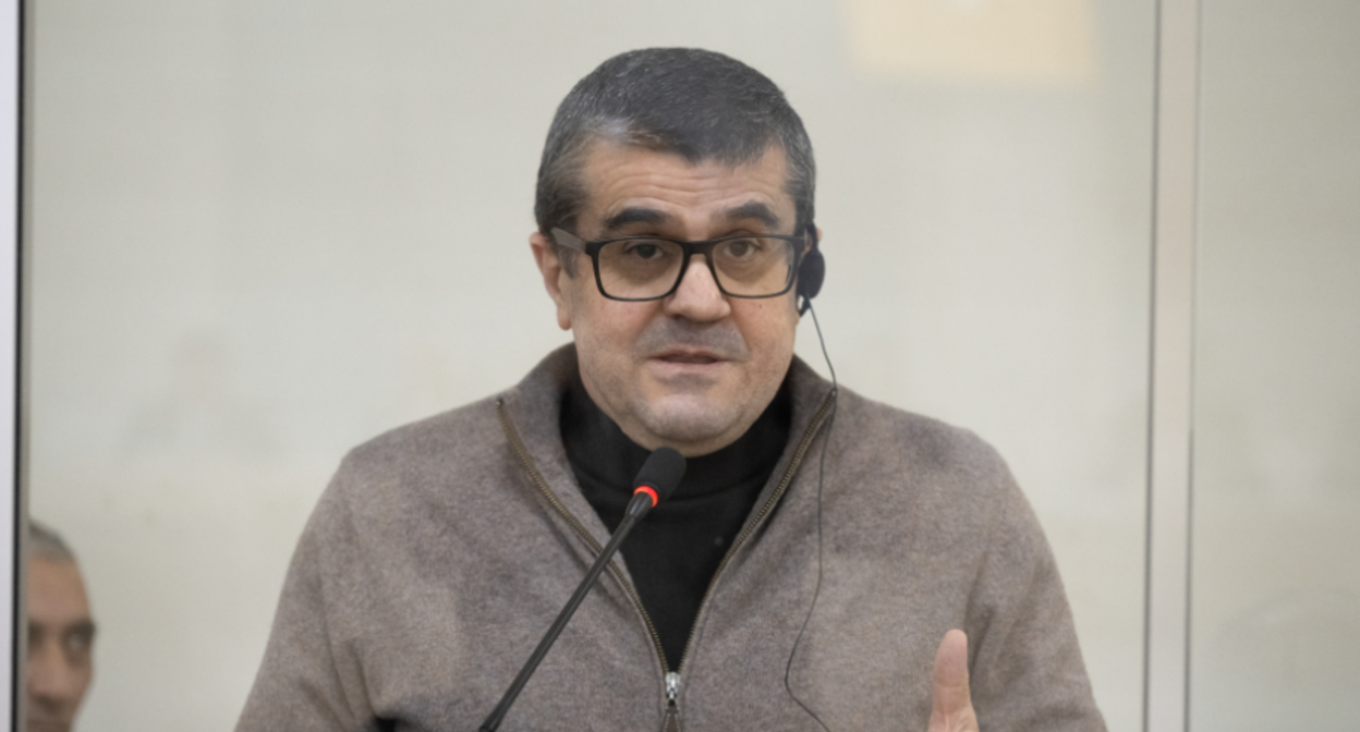 Араик Арутюнян в суде. Скриншот фото "Азертадж" от 19.12.25, https://azertag.az/ru/xeber/sudebnyi_process_nad_grazhdanami_armenii_prodolzhilsya_zaslushivaniem_poslednih_slov_obvinyaemyh-3927847