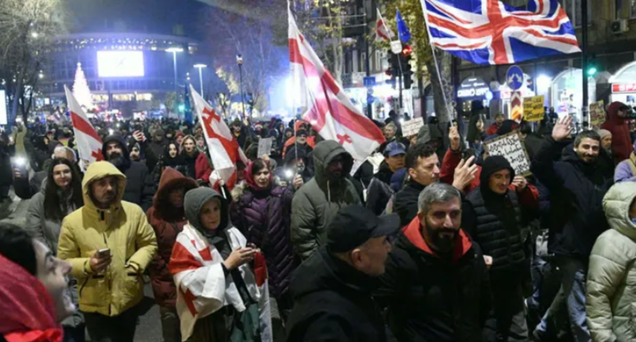 Протестное шествие в Тбилиси. Скриншот фото "Интерпрессньюс" от 20.12.25, https://www.interpressnews.ge/ka/article/857850-saprotesto-akciis-monacileebi-pilarmoniidan-parlamentis-mimartulebit-msvlelobas-martaven.