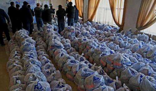 Пакеты с гуманитарной помощью. Скриншот фото из Telegram-канала Мики Бадаляна от 20.12.25, https://t.me/mikayelbad/45241.