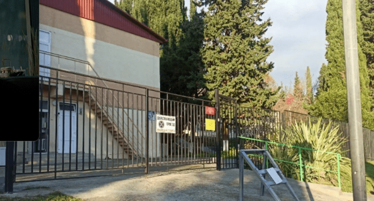 Детсад 121 в Сочи. Фото с сервиса "Яндекс.Карты", https://yandex.ru/maps/org/detskiy_sad_121/80097269968/?ll=39.961646%2C43.421771&z=14