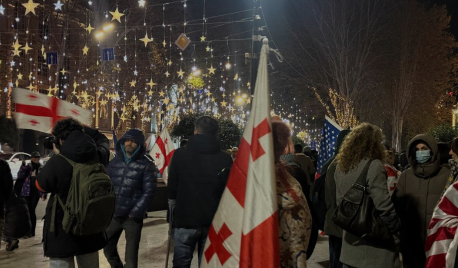 Акция протеста в Тбилиси. Скриншот фото телекомпании "Пирвели" от 28.10.25, https://tvpirveli.ge/ka/siaxleebi/sazogadoeba/118123-ar-gavcherdebit-rustavelis-gamzirze-moqalaqeebi-ikribebian