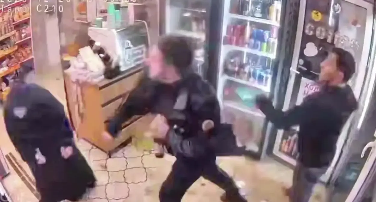 Дебош молодых людей в магазине. 27 декабря 2025 г. Скриншот видео с камеры видеонаблюдения