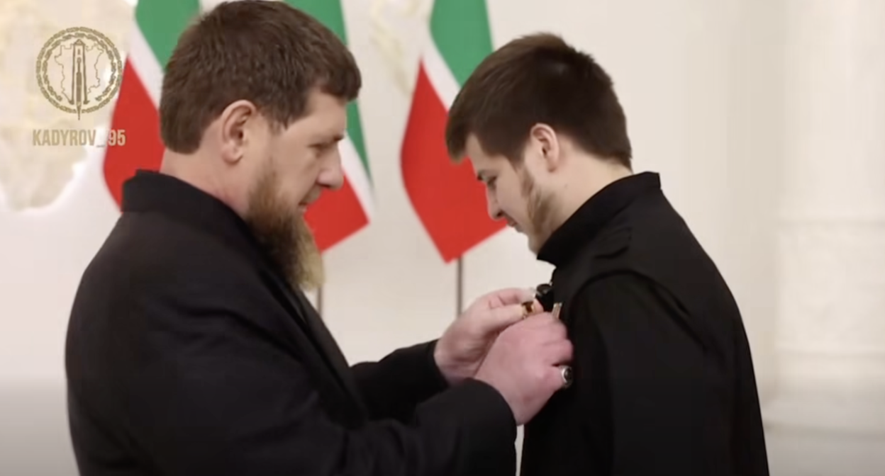 Рамзан Кадыров вручает медаль Адаму Кадырову. Стопкадр: https://t.me/RKadyrov_95