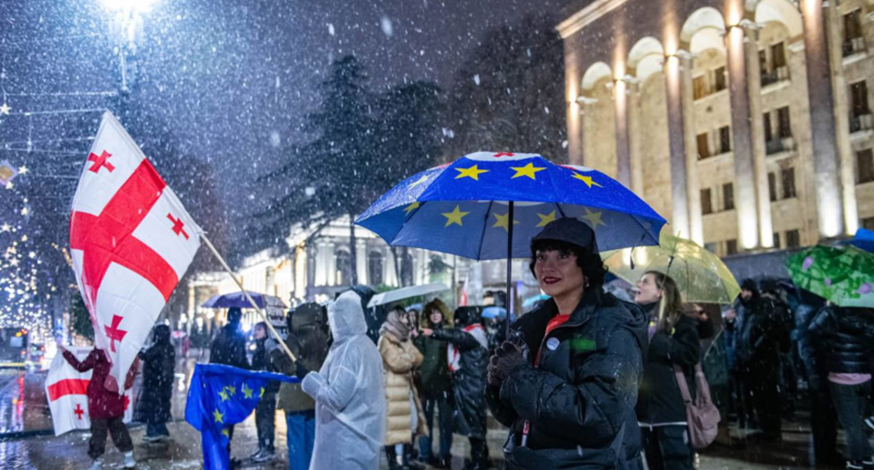 Акция в Тбилиси, участники которой требуют проведения новых парламентских выборов и освобождения политзаключенных, продолжилась 400-й день подряд/https://tvpirveli.ge/ka/siaxleebi/sazogadoeba/118397-utskveti-protestis-me-400-dge-tovis-miukhedavad-rustavelze-uamravi-adamiania