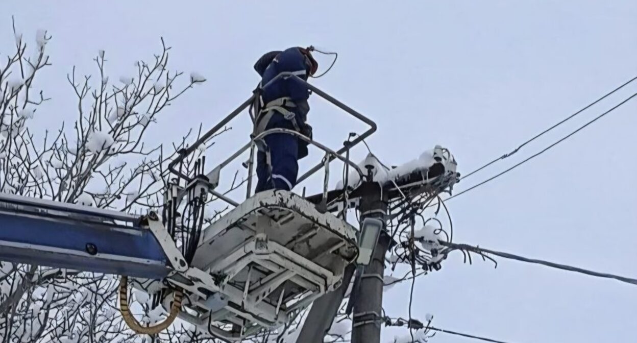 Устранение неполадок в электросети. Фото: ПАО «Россети Кубань»