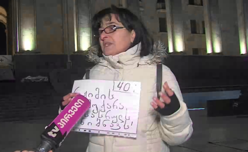 На 401-й день непрерывных акций в Тбилиси демонстранты снова собрались у здания парламента на проспекте Руставели. TV Pirveli/https://tvpirveli.ge/ka/siaxleebi/sazogadoeba/118426-protestis-401-e-dge-parlamentis-tsin-aqtsiis-monatsileebi-ikribebian